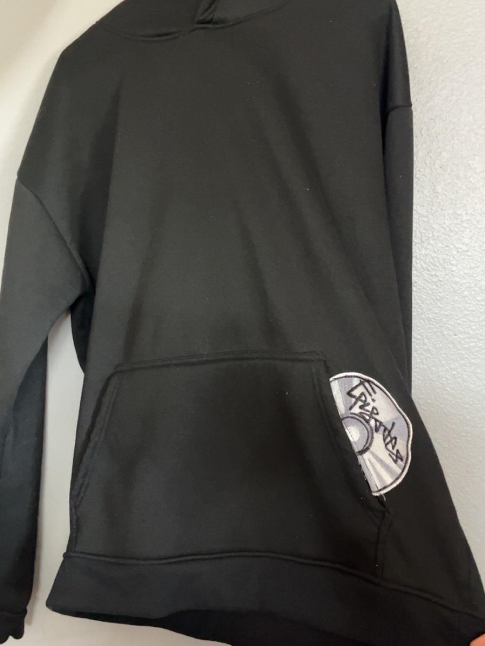 Black Men's Pullover Hoodie with Disc Patch